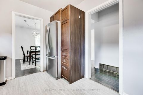 Photo 10 at 39 Checkendon Drive, Kipling, Toronto