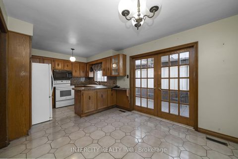 Photo 7 at 72 Chiswick Avenue, Amesbury, Toronto