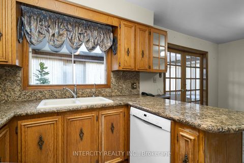 Photo 11 at 72 Chiswick Avenue, Amesbury, Toronto