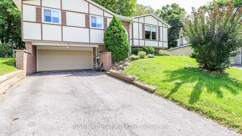 Photo 1 at 10 Campfire Court, North Shore, Barrie