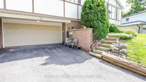Photo 2 at 10 Campfire Court, North Shore, Barrie