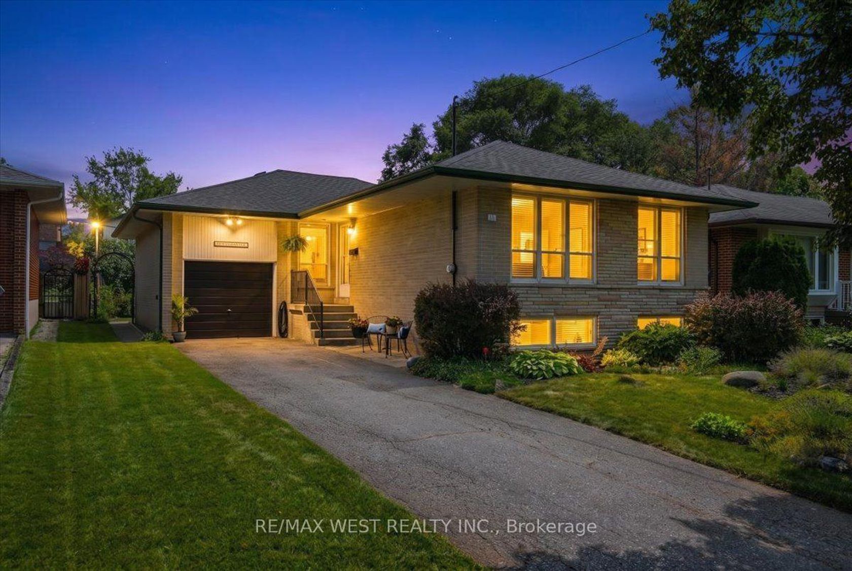 19 Decarie Circle, West Deane, Toronto photo number 2