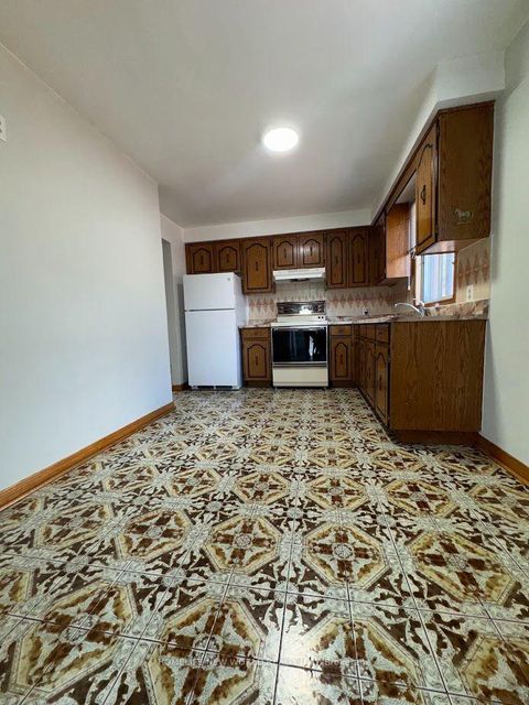 Photo 3 at 6 Privet Road, CFB, Toronto