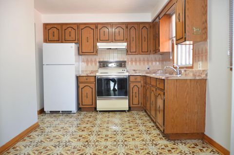 Photo 5 at 6 Privet Road, CFB, Toronto
