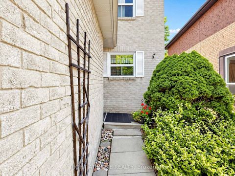Photo 4 at 131 Castle Rock Drive, North Richvale, Richmond Hill