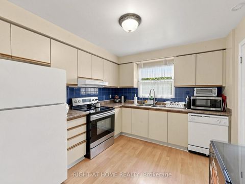 Photo 16 at 131 Castle Rock Drive, North Richvale, Richmond Hill