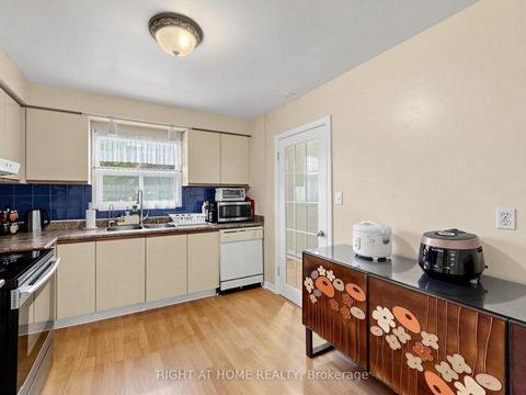 Photo 17 at 131 Castle Rock Drive, North Richvale, Richmond Hill