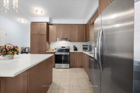 Photo 6 at 16 Faimira Avenue, Keswick South, Georgina