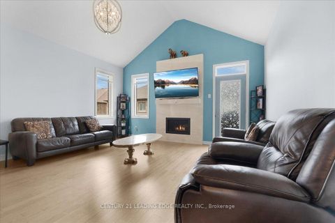 Photo 9 at 16 Faimira Avenue, Keswick South, Georgina