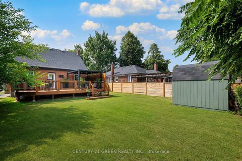 Photo 11 at 32 Castlebar Road, Queensway, Toronto