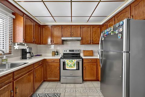 Photo 10 at 179 Bordeaux Drive, East Woodbridge, Vaughan