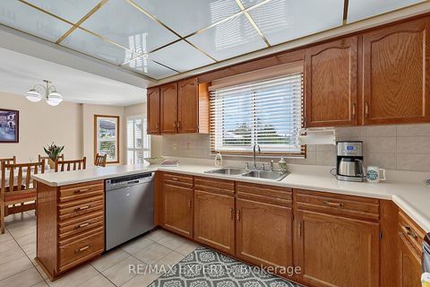 Photo 11 at 179 Bordeaux Drive, East Woodbridge, Vaughan