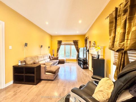 Photo 13 at 2 Redmond Drive, Patterson, Vaughan