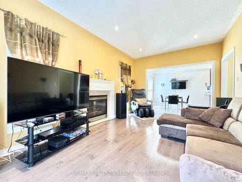 Photo 14 at 2 Redmond Drive, Patterson, Vaughan