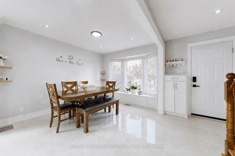 Photo 9 at 49 King Louis Crescent, L'Amoreaux, Toronto