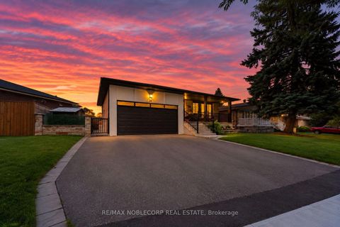Photo 3 at 34 Ridgemount Road, Humber Heights, Toronto