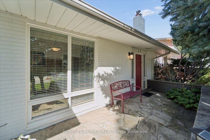 Photo 2 at 24 Ravenscroft Circle, Bayview Village, Toronto