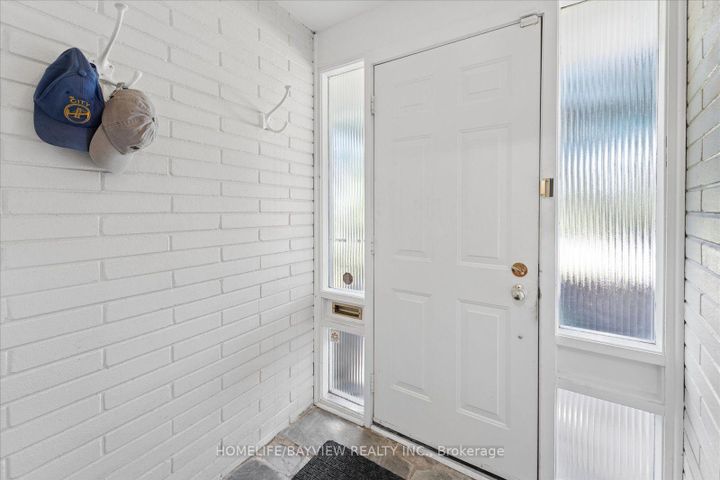 Photo 3 at 24 Ravenscroft Circle, Bayview Village, Toronto