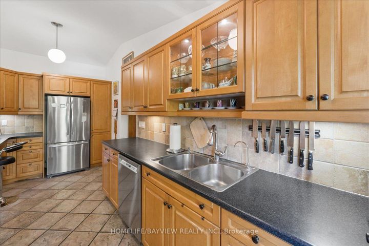Photo 13 at 24 Ravenscroft Circle, Bayview Village, Toronto
