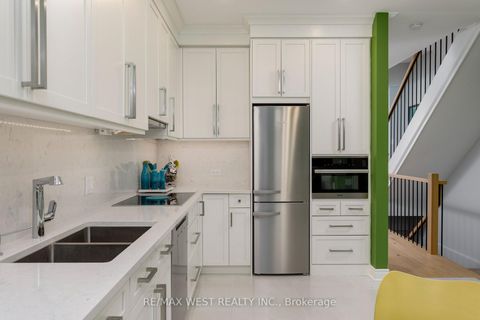 Photo 4 at 3 - 175 Grand Avenue, Queensway, Toronto