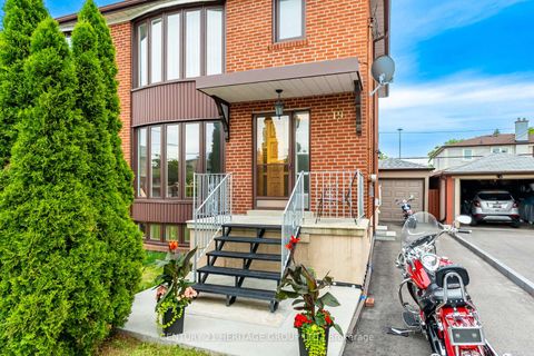 Photo 2 at 19 Lantos Court, CFB, Toronto