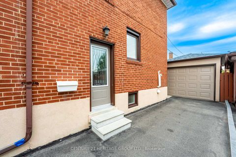 Photo 3 at 19 Lantos Court, CFB, Toronto