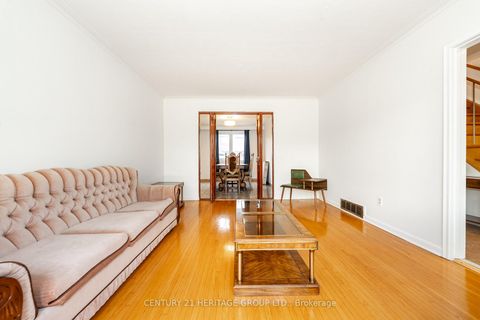 Photo 11 at 19 Lantos Court, CFB, Toronto