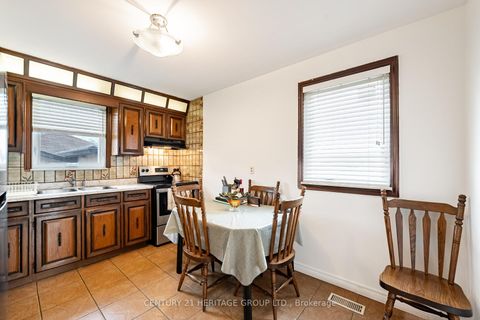 Photo 15 at 19 Lantos Court, CFB, Toronto