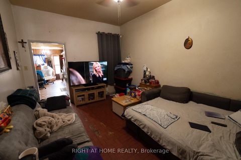 Photo 6 at 60 Foxley Street, Bellwoods, Toronto