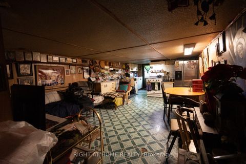 Photo 10 at 60 Foxley Street, Bellwoods, Toronto
