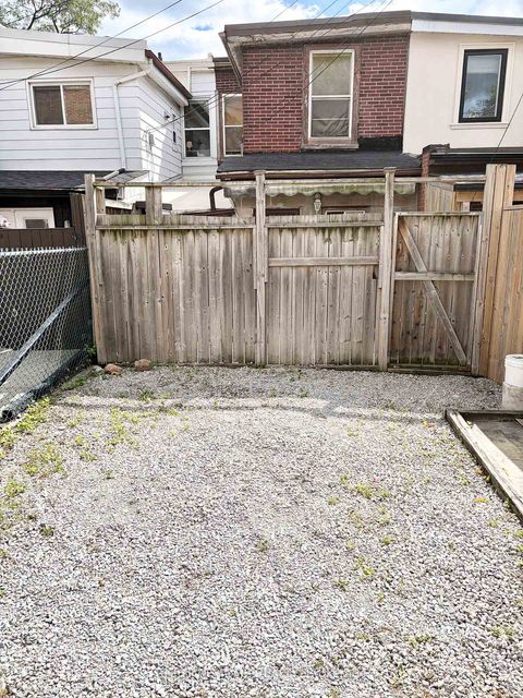 Photo 11 at 60 Foxley Street, Bellwoods, Toronto