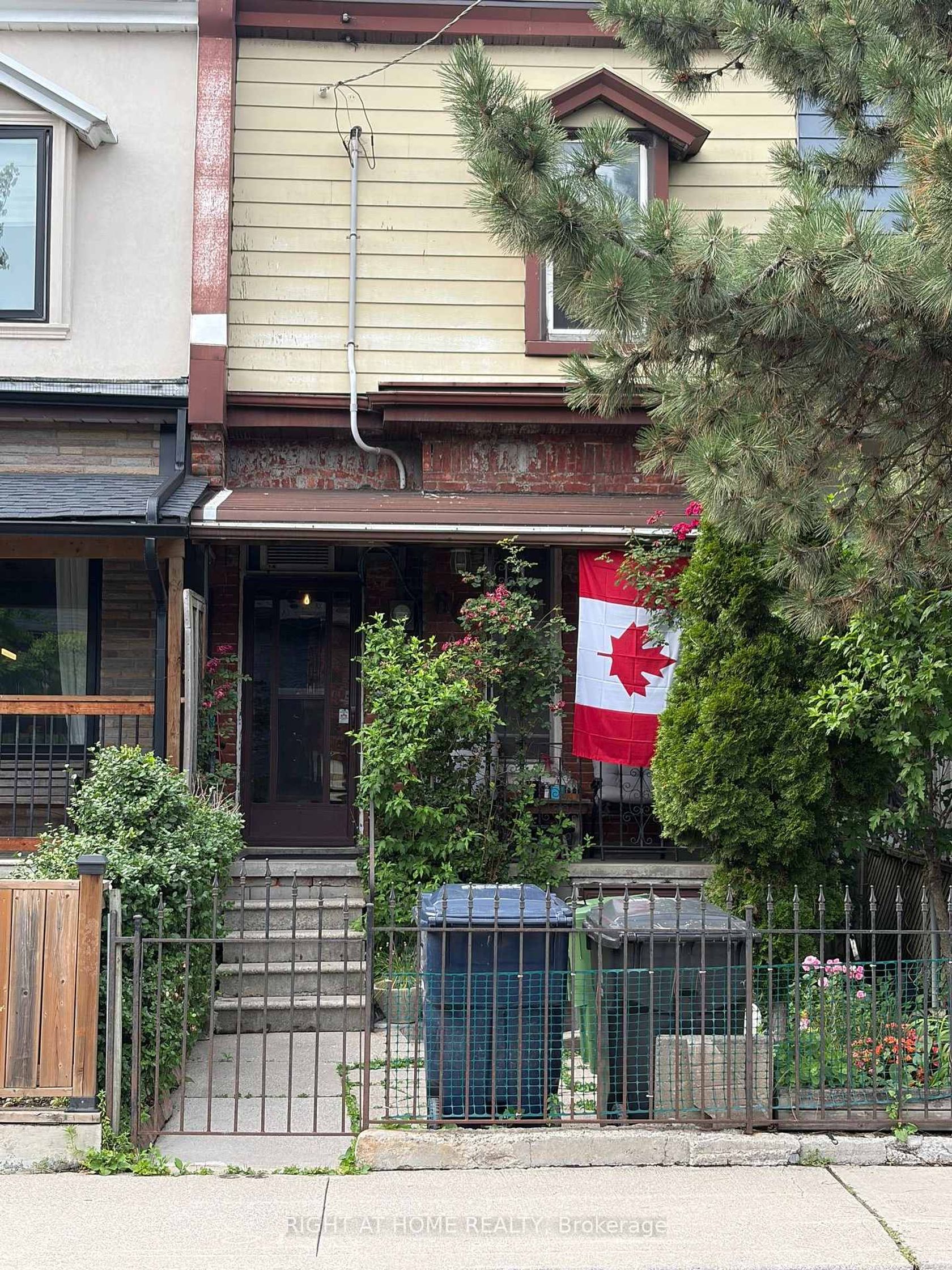 60 Foxley Street, Bellwoods, Toronto photo number 2