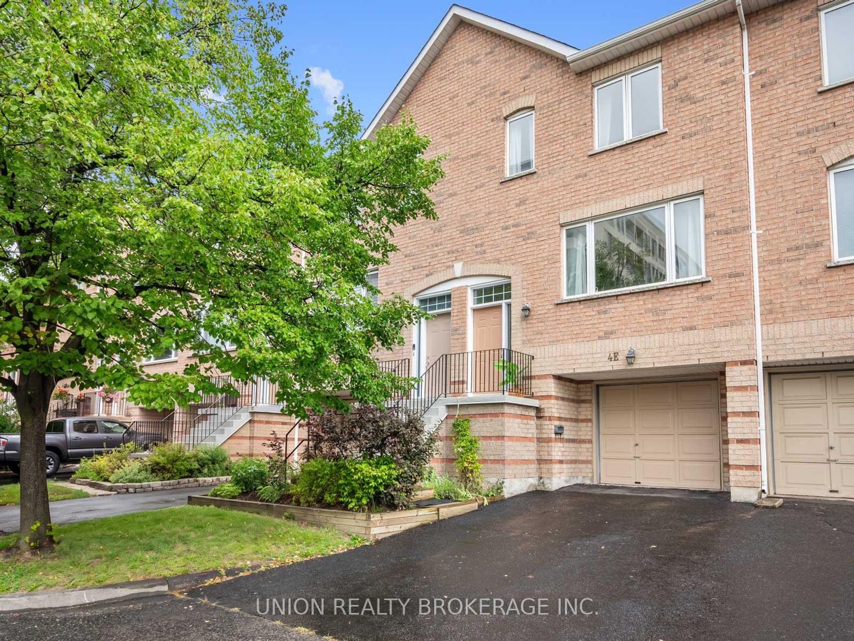 4E Leaside Park Drive, Thorncliffe Park, Toronto photo number 2