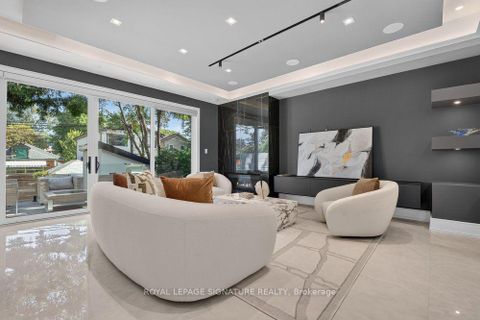 Photo 17 at 39 Derwyn Road, East York, Toronto