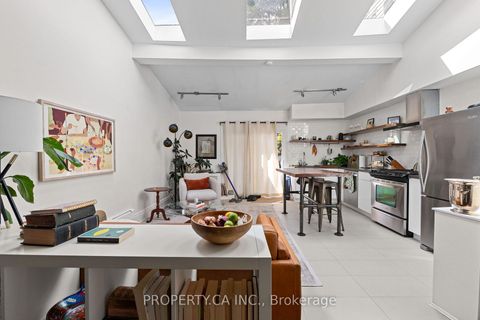 Photo 2 at 195 Niagara Street, Niagara, Toronto