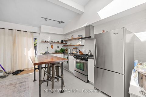Photo 6 at 195 Niagara Street, Niagara, Toronto