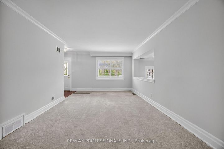 Photo 7 at 27 Nottingham Drive, Humber Valley, Toronto