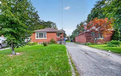Photo 2 at 7 Baudina Crescent, Cliffside, Toronto