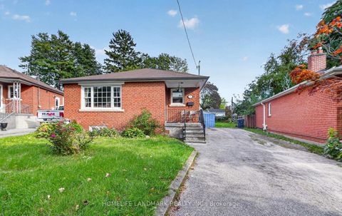 Photo 3 at 7 Baudina Crescent, Cliffside, Toronto