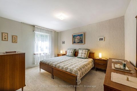 Photo 12 at 11 Picton Crescent, CFB, Toronto