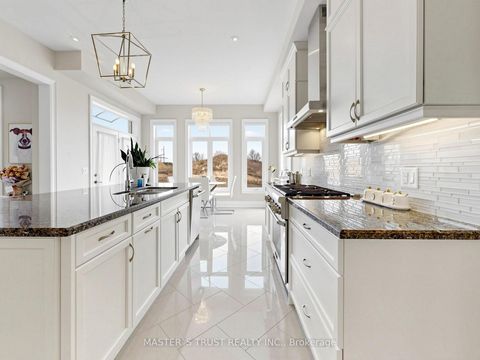 Photo 11 at 61 Grange Drive, Jefferson, Richmond Hill