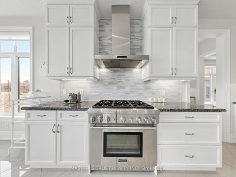 Photo 13 at 61 Grange Drive, Jefferson, Richmond Hill