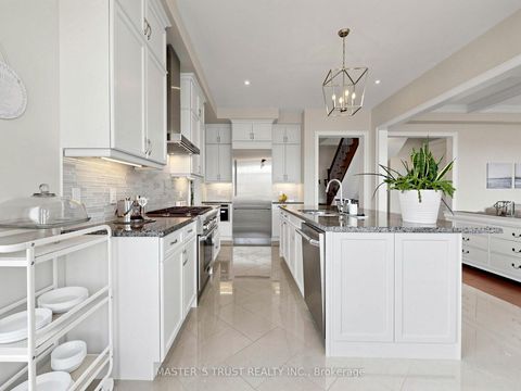 Photo 14 at 61 Grange Drive, Jefferson, Richmond Hill