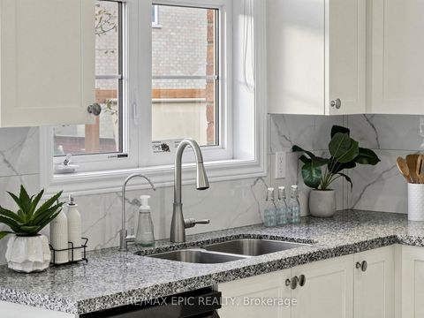 Photo 14 at 15 Vedette Way, Vellore Village, Vaughan