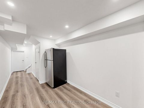 Photo 45 at 15 Vedette Way, Vellore Village, Vaughan