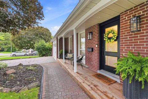 Photo 2 at 20 Ringwood Crescent, Henry Farm, Toronto