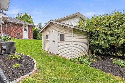 Photo 5 at 20 Ringwood Crescent, Henry Farm, Toronto