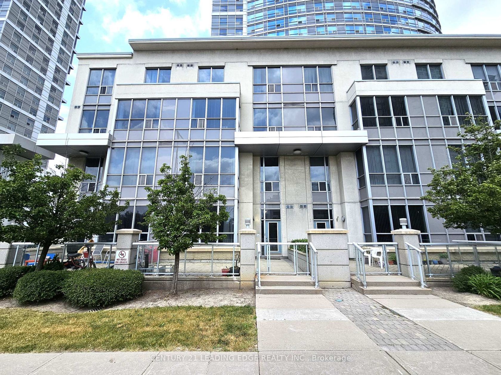 TH120 - 38 Lee Centre Drive, Woburn, Toronto photo number 2