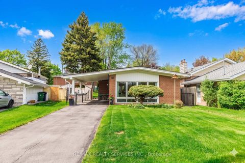 Photo 2 at 126 Roebuck Drive, Kennedy Park, Toronto
