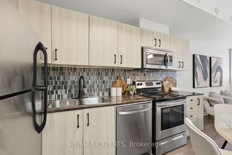 Photo 11 at 46 - 68 Winston Park Boulevard, CFB, Toronto